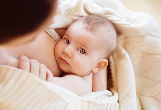 mother-breastfeeding-her-baby-PHE6FUL