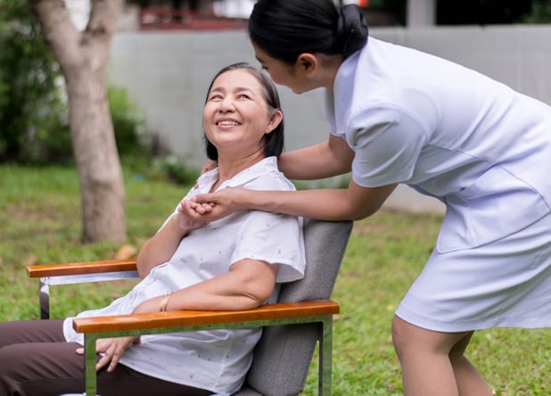 nurse-holding-hands-to-elderly-asian-women-with-alzheimer-disease-positive-thinking-happy-and_t20_Qz0yey